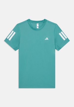 T-shirt de sport teal à manches courtes, avec des accents blancs à trois bandes sur les manches et un logo blanc sur la poitrine. Tissu lisse et extensible.