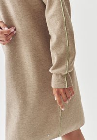 TATUUM Abito in maglia - light brown