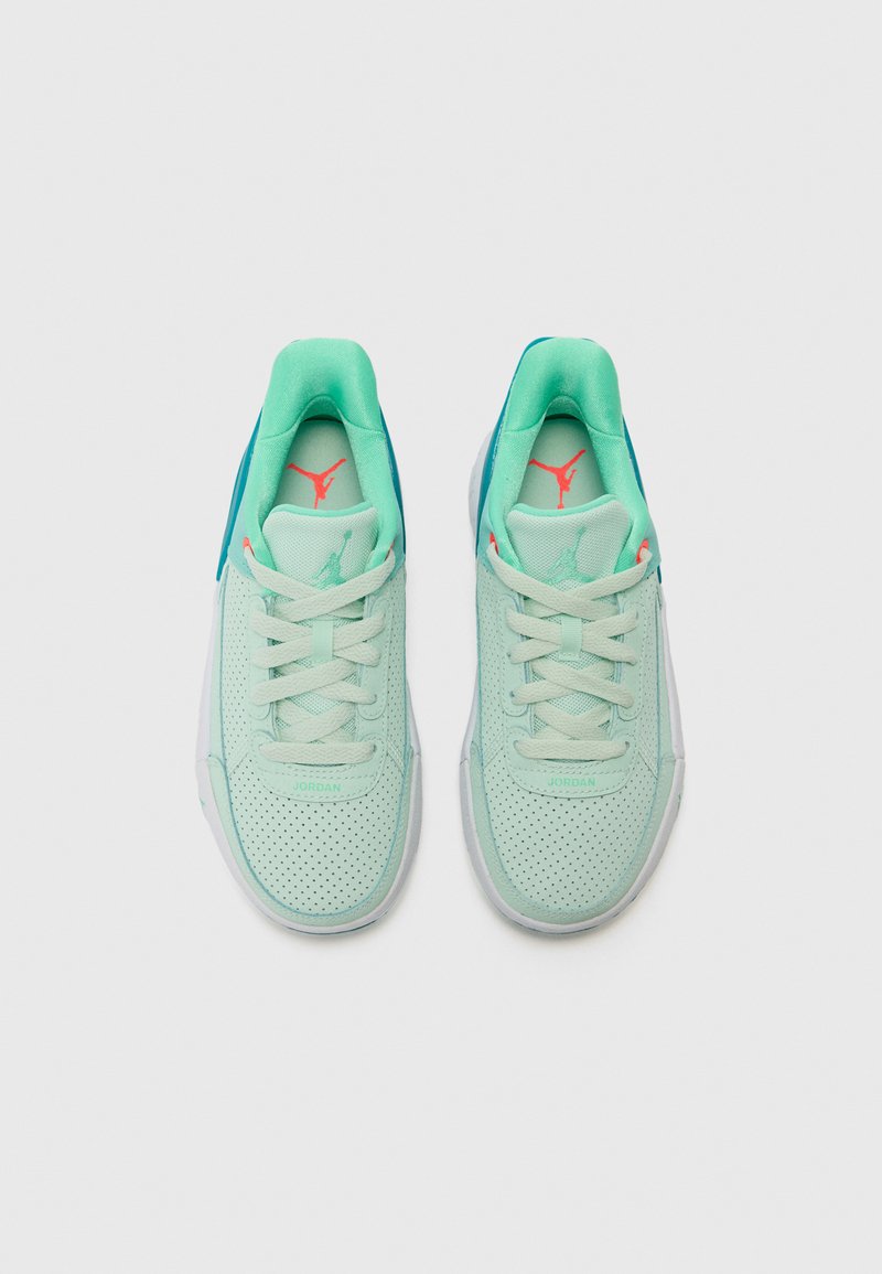 Baskets vert clair avec une tige en maille texturée, semelle blanche et accents roses. Comprend des lacets, des perforations et un logo signature sur la languette.