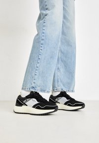 No seleccionado, black