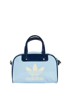 Sac à main Adidas bleu clair avec poignées et bordures bleu foncé, avec un grand logo blanc Adidas trefoil à l'avant.