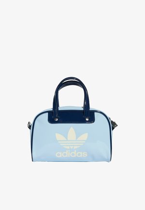 Hellblaue Adidas-Handtasche mit dunkelblauen Griffen und Besatz, vorne mit großem weißem Adidas-Trefoil-Logo.