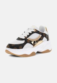 Weißer Sneaker aus Mesh mit schwarzen Lederakzenten, der ein Logo-Muster, goldfarbene Hardware und eine dicke Gummisohle aufweist.