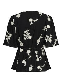 Blouse noire à manches courtes avec broderie florale blanche, taille cintrée et ourlet peplum évasé.