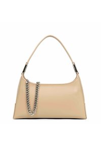 Borsa a mano in pelle beige con un design elegante e curvo, una maniglia corta e un dettaglio in catena argentata sul lato. Texture liscia, stile minimalista.