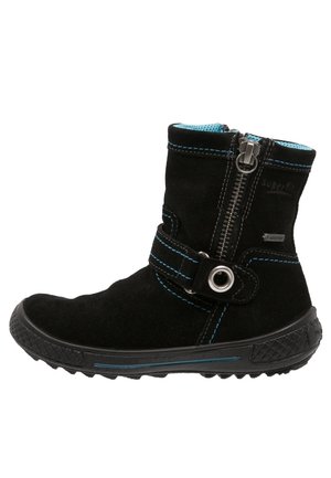 Czarna zamszowa botki do połowy łydki z niebieskim przeszyciem, bocznym zamkiem, paskiem z metalowym pierścieniem, teksturowaną gumową podeszwą i jasnoniebieską podszewką wewnętrzną.
