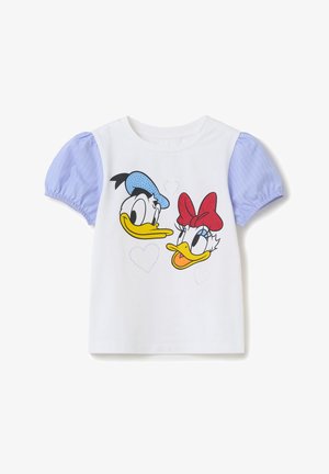 Camiseta blanca con un gráfico de dos patos de dibujos animados con acentos en azul y rojo. Mangas cortas y abullonadas de tejido a rayas azules.