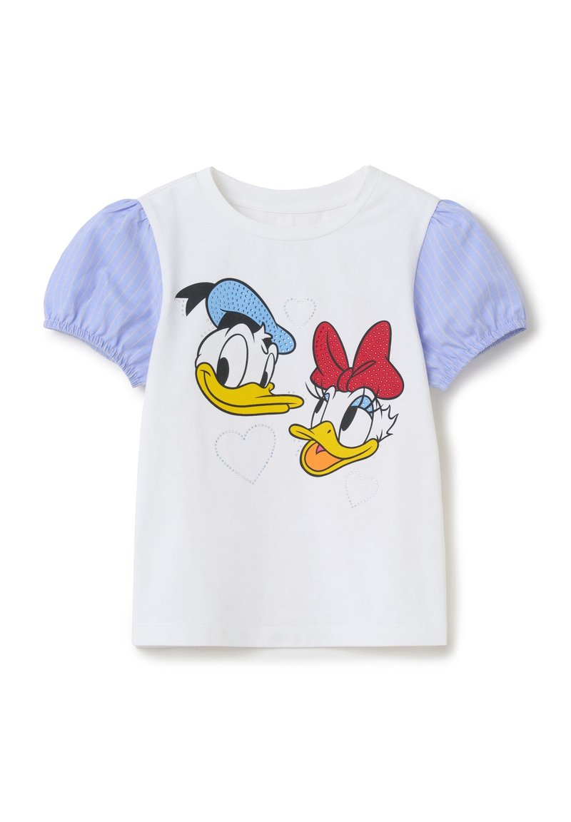 Camiseta blanca con un gráfico de dos patos de dibujos animados con acentos en azul y rojo. Mangas cortas y abullonadas de tejido a rayas azules.