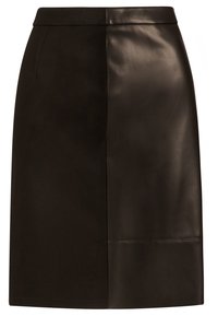 Jupe noire en cuir lisse et tissu mat, avec une coupe droite et un minimum de détails.