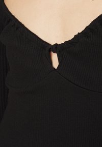 Pieces Petite PCTEGAN TIE DRESS - Φόρεμα-πουλόβερ - black