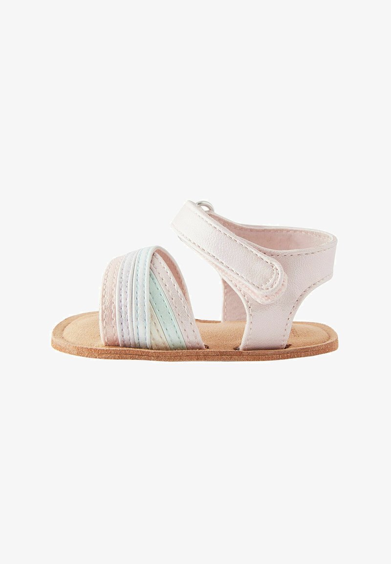 Sandal cu un roz deschis, cu curele din piele moale, având benzi texturate multicolore. Talpa plată din cauciuc bej completează designul.