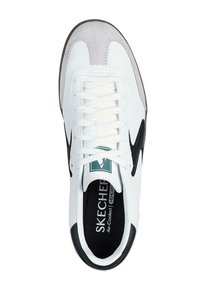 Białe sneakersy z czarnymi akcentami i szarym zamszem. Posiadają płaskie sznurowadła, wyściełany kołnierz, wkładkę z pianki pamięciowej z wentylacją oraz teksturowaną podeszwę.