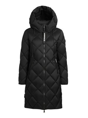 Cappotto lungo nero trapuntato con cappuccio alto, cerniera frontale e due tasche laterali. Presenta dettagli con coulisse e un'etichetta con logo.