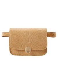 Béžová kabelka s imitací hadí kůže, s klopou, kulatým zlatým kováním a plochým popruhem. Přední povrch je pokryt texturovaným vzorem.