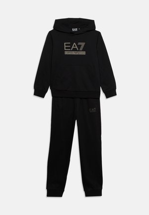 Sudadera negra con capucha y pantalones deportivos a juego con el logo EA7 Emporio Armani en gris claro en el pecho y la pierna.