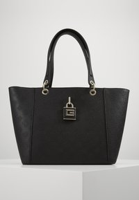 Schwarze Tragetasche aus strukturiertem synthetischem Material. Verfügt über Metallbeschläge in Goldtönen, ein geprägtes Logo-Muster und doppelte Tragegriffe. Quadratische Form.