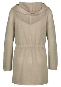 Beige, kapucínový kardigán vyrobený z síťoviny. Má dlouhé rukávy a pásek v pase. Na levém rukávu je viditelné textové detailování.