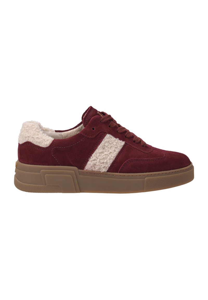Sneaker in suede borgogna con dettagli in tessuto crema e suola in gomma. Presenta lacci, colletto imbottito e un design sportivo.