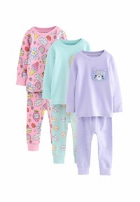 Trois ensembles de pyjamas pour enfants. Les caractéristiques incluent des imprimés colorés, des tissus doux et des teintes pastel : rose avec motifs, vert menthe et lavande avec une poche.