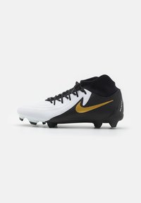 Nike futbols nokas melnā un baltā krāsā, ar zelta logo, strukturētu augšpusi un augstu potīšu apvalku. Izstrādātas, lai nodrošinātu saķeri ar veidotiem uzgaļiem.