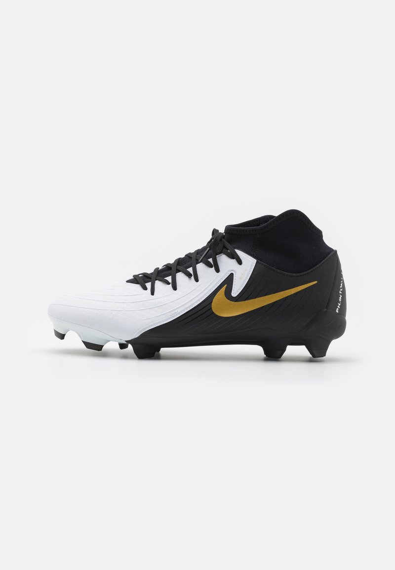 Nike futbols nokas melnā un baltā krāsā, ar zelta logo, strukturētu augšpusi un augstu potīšu apvalku. Izstrādātas, lai nodrošinātu saķeri ar veidotiem uzgaļiem.