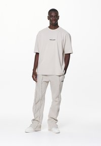 Pegador COLNE LOGO TEE - Apdrukāts T-krekls - washed dust cream