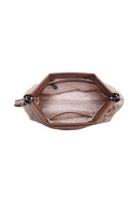 Lysebeige håndtaske med en tekstureret yderside, der har en brun inderside og mærket foring. Struktureret form med lynlås og robust hardware.