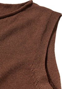 Bruine gebreide mouwloze top met geribbelde textuur en een ronde halslijn. Bevat subtiele kleurvariaties en nette stikseldetails.