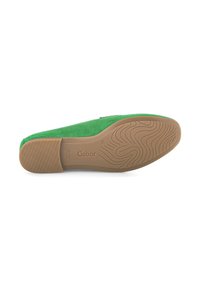 Groene suède instap schoen met een ronde neus en een gestructureerde rubberen zool. Gabor merknaam is zichtbaar aan de zijkant van de zool.
