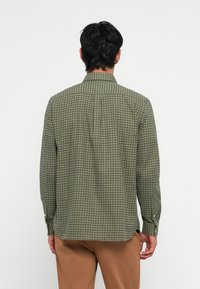 Groen geruit overhemd met lange mouwen en een button-down kraag, met een normale fit en subtiele textuur. De achterkant toont de gestikte details.