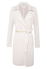 Ljust rosa fusk-suede kappa med en spetsig krage, långa ärmar och ett självsnoddat bälte med en gul accent. Två framfickor.