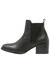 Stivaletto nero in pelle con pannello laterale in elastico testurizzato, punta rotonda e tacco a blocco. Dettagli cuciti lungo la suola.