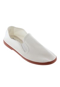 Witte instapschoen met een canvas bovenkant, elastische zijpanelen en een contrasterende bruine rubberen zool. Glad oppervlak en gestroomlijnd ontwerp.