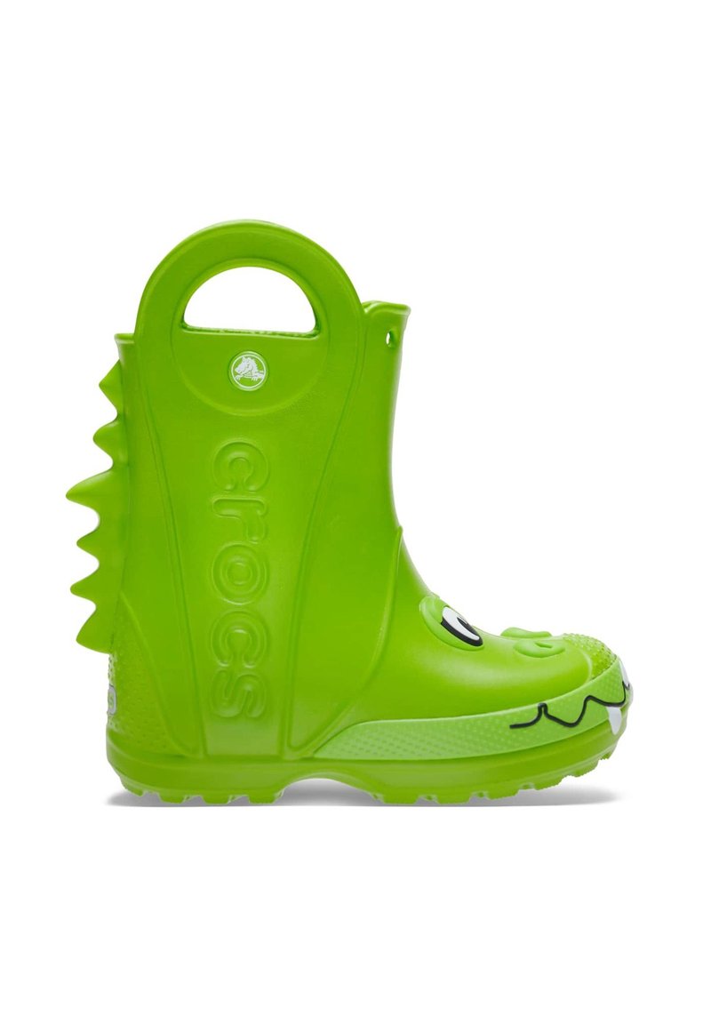 Botas de goma verdes para niños con una cara de dibujos animados, picos texturizados en la parte trasera y un asa redonda para facilitar su uso.
