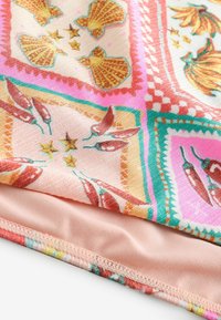 Spalvinga medžiaga su kriauklių ir pipirų raštais rožinės, oranžinės ir turkio spalvų atspalviais, su lygiu paviršiumi ir siuvinėtų kraštų apdaila.