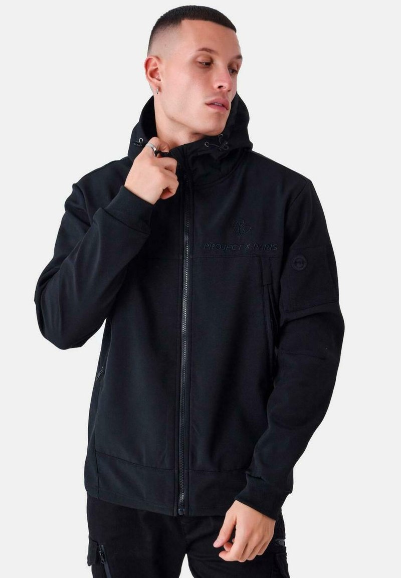 Felpa nera con zip, realizzata in tessuto morbido, con colletto alto, che presenta un logo sul petto e tasche laterali. Design semplice ed elegante.