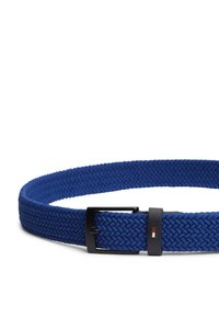 Πλεκτή μπλε ελαστική ζώνη με μαύρη μεταλλική αγκράφα και δερμάτινες λεπτομέρειες που φέρει ένα μικρό έμβλημα με κόκκινες και λευκές λεπτομέρειες.