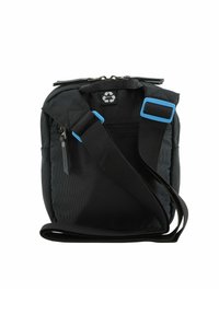 Bolso mensajero negro hecho de un tejido duradero, con cierre de cremallera en la parte superior, correa ajustable y detalles en azul.
