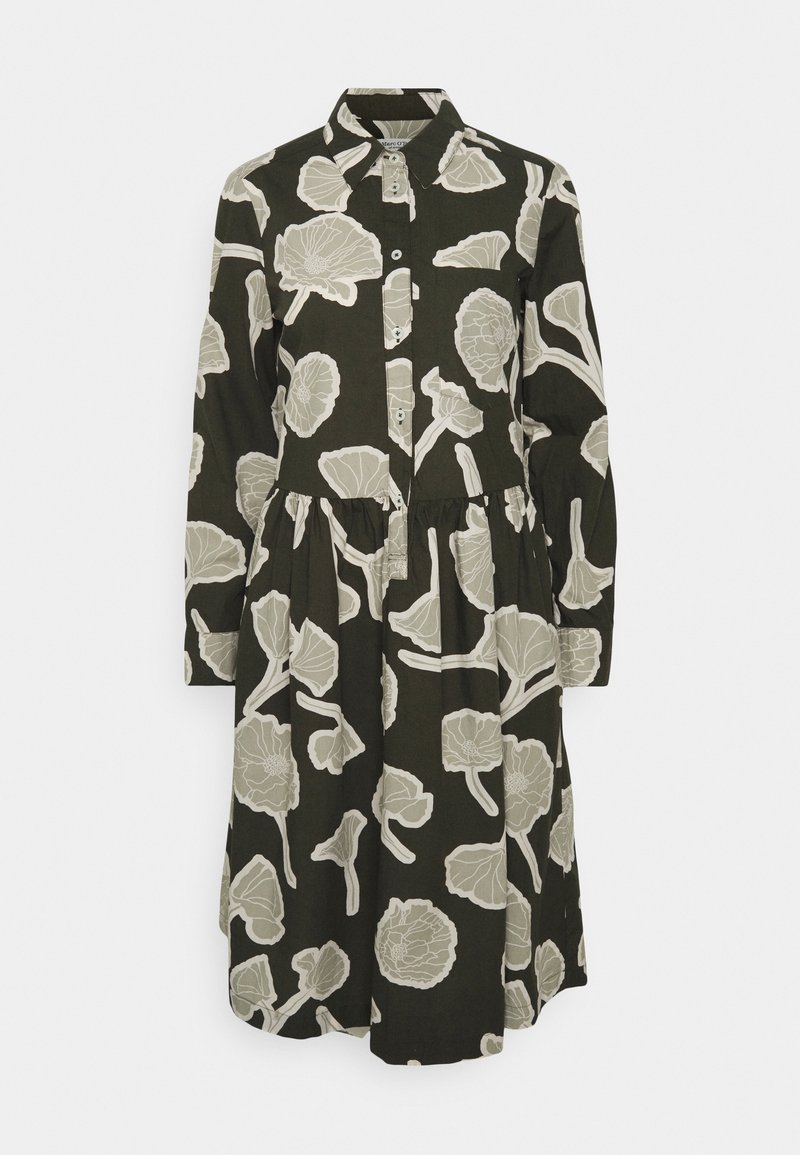 Tmavě zelené šaty s dlouhými rukávy a zapínáním na knoflíky, s velkými bílými květinovými vzory a nařasenou sukní.