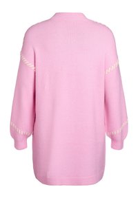 Růžový pletený cardigan s uvolněným střihem, širokými rukávy a dekorativním bílým prošíváním podél ramen. Měkká textura a žebrovaný lem.