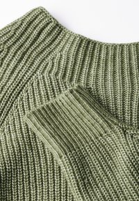 Maglione lavorato a maglia in verde oliva, con una trama a coste e un design senza cuciture, presenta un collo rotondo e polsini spessi.