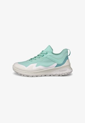 Scarpa sportiva azzurra con parte superiore testurizzata, accentuazioni bianche, suola in gomma spessa e sistema di allacciatura. Presenta un collare imbottito e un anello posteriore.