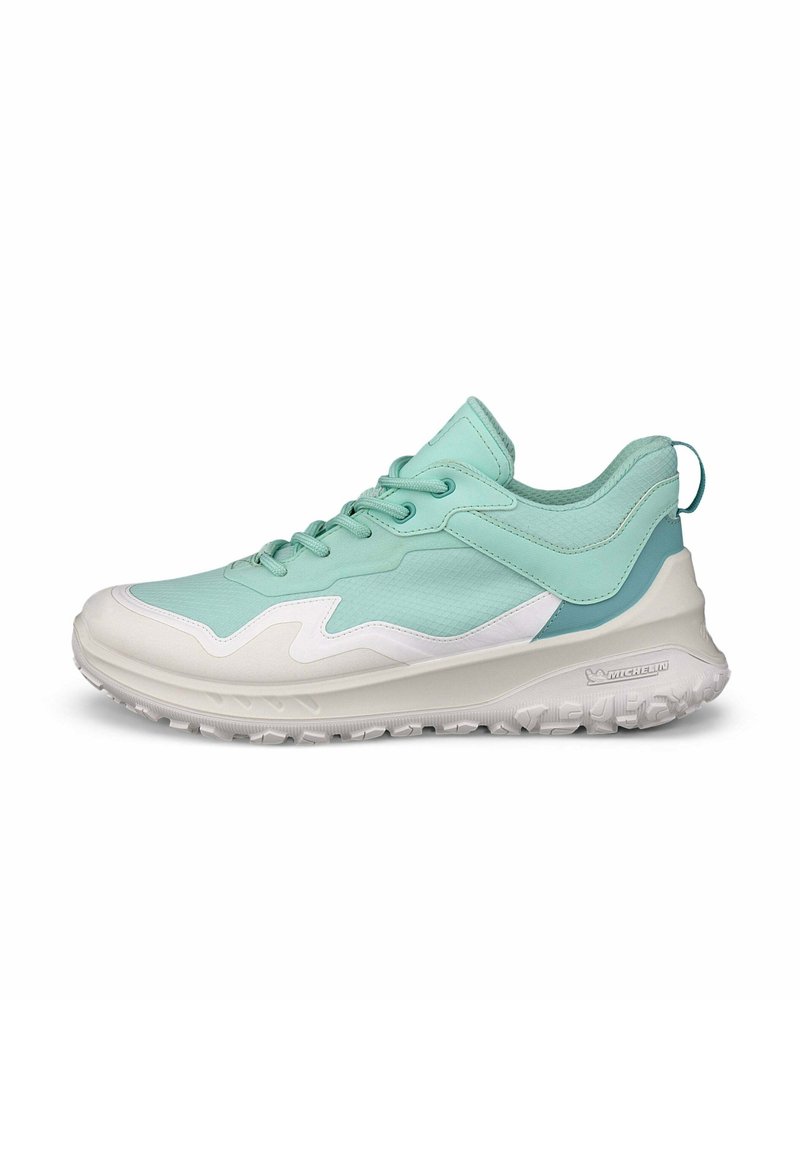 Lichtblauwe sport schoen met een gestructureerde bovenkant, witte accenten, een dikke rubberen zool en vetersysteem. Heeft een gevoerde kraag en een lus aan de achterzijde.
