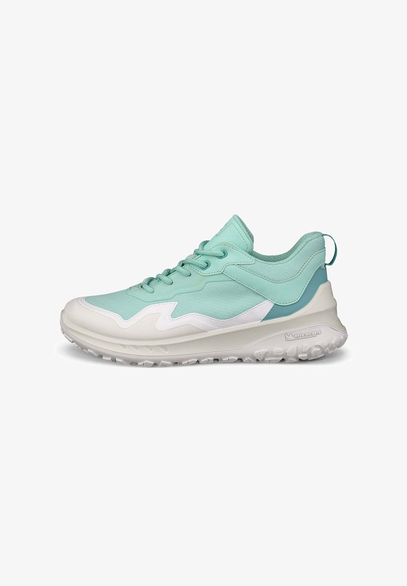 Lichtblauwe sport schoen met een gestructureerde bovenkant, witte accenten, een dikke rubberen zool en vetersysteem. Heeft een gevoerde kraag en een lus aan de achterzijde.