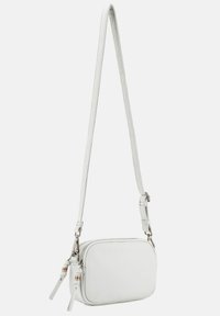 Borsa a tracolla bianca realizzata in materiale testurizzato, con chiusura a zip, due tiretti e tracolla regolabile.