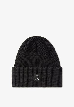 Czarna dzianinowa czapka z prążkowaną teksturą, z mankietem do podwinięcia. Na boku naszywka z logo w kolorze białym. Prosty i funkcjonalny design.