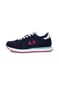Sneaker in camoscio e mesh blu navy con lacci bianchi, dettagli del logo rosa e una suola intermedia bianca decorata con accenti rosa e blu sulla suola esterna.