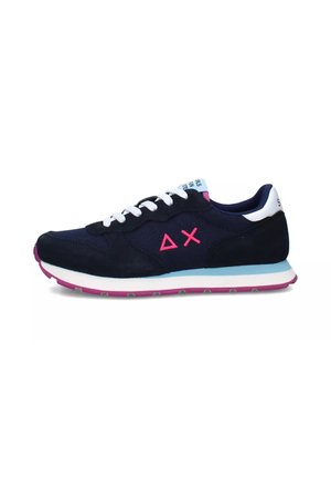 Sneaker in camoscio e mesh blu navy con lacci bianchi, dettagli del logo rosa e una suola intermedia bianca decorata con accenti rosa e blu sulla suola esterna.
