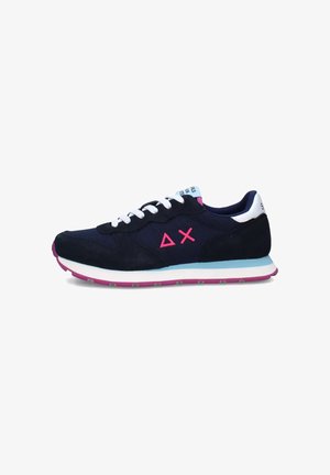 Sneaker in camoscio e mesh blu navy con lacci bianchi, dettagli del logo rosa e una suola intermedia bianca decorata con accenti rosa e blu sulla suola esterna.