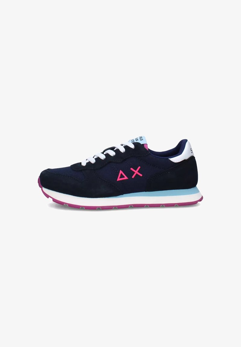 Sneaker in camoscio e mesh blu navy con lacci bianchi, dettagli del logo rosa e una suola intermedia bianca decorata con accenti rosa e blu sulla suola esterna.